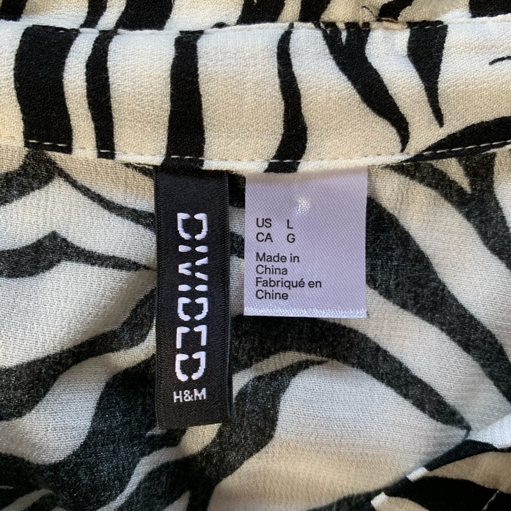 H&M Zebra print button down - Picture 5 of 5